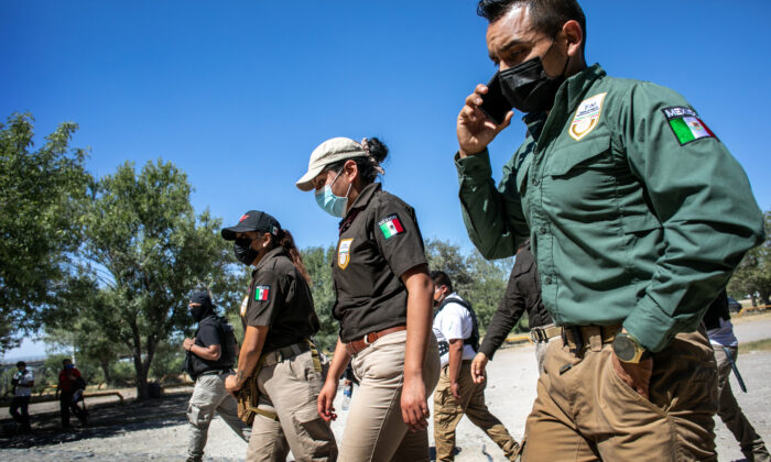 Nhân viên nhập cư Mexico bắt đầu kiểm tra giấy tờ của du khách đi về hướng California