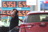 Một khách hàng bơm xăng tại trạm xăng ở Petaluma, California, hôm 18/05/2022. (Ảnh: Justin Sullivan/Getty Images)