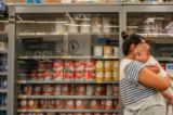 Sữa công thức trẻ em được xếp trên kệ trong Siêu thị Walmart ở Houston, Texas hôm 08/07/2022. (Ảnh: Brandon Bell/Getty Images)