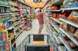 Một khách hàng mua sắm tại cửa hàng thực phẩm Kroger ở Houston, Texas, hôm 15/07/2022. (Ảnh: Brandon Bell/Getty Images)