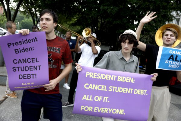 Các nhà hoạt động tập hợp bên ngoài Tòa Bạch Ốc để kêu gọi Tổng thống Joe Biden xóa nợ sinh viên, tại Hoa Thịnh Đốn hôm 27/07/2022. (Ảnh: Anna Moneymaker/Getty Images)