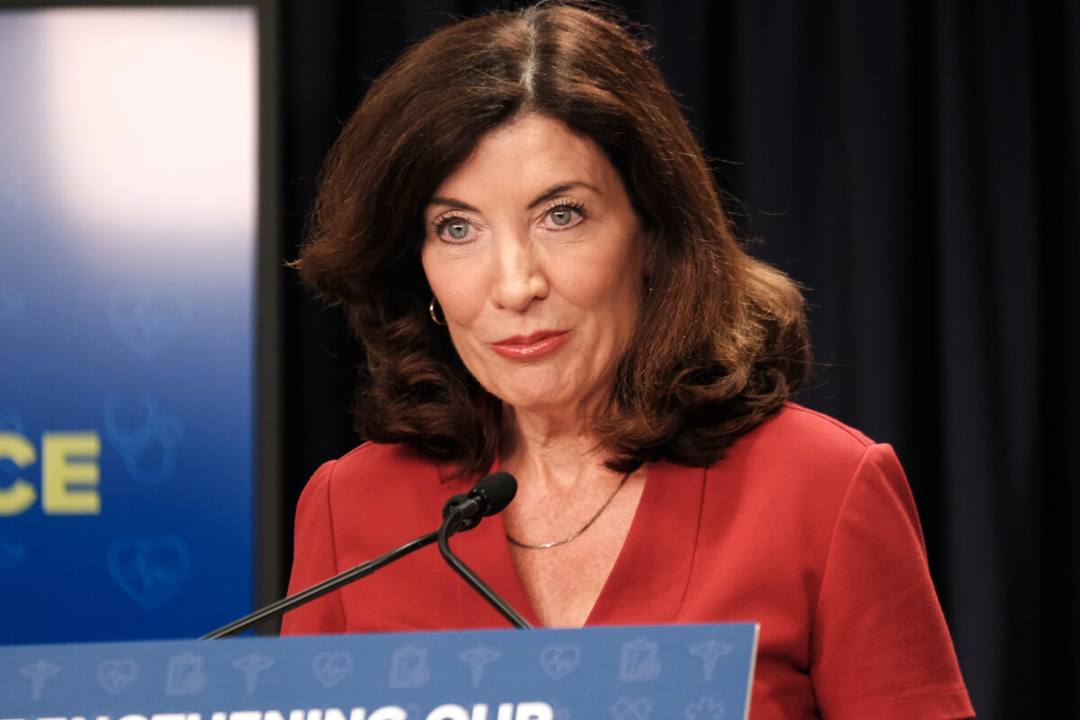 Thống đốc Kathy Hochul (Dân Chủ-New York) nói tại một cuộc họp báo ở Thành phố New York, hôm 03/08/2022. (Ảnh: Spencer Platt/Getty Images)