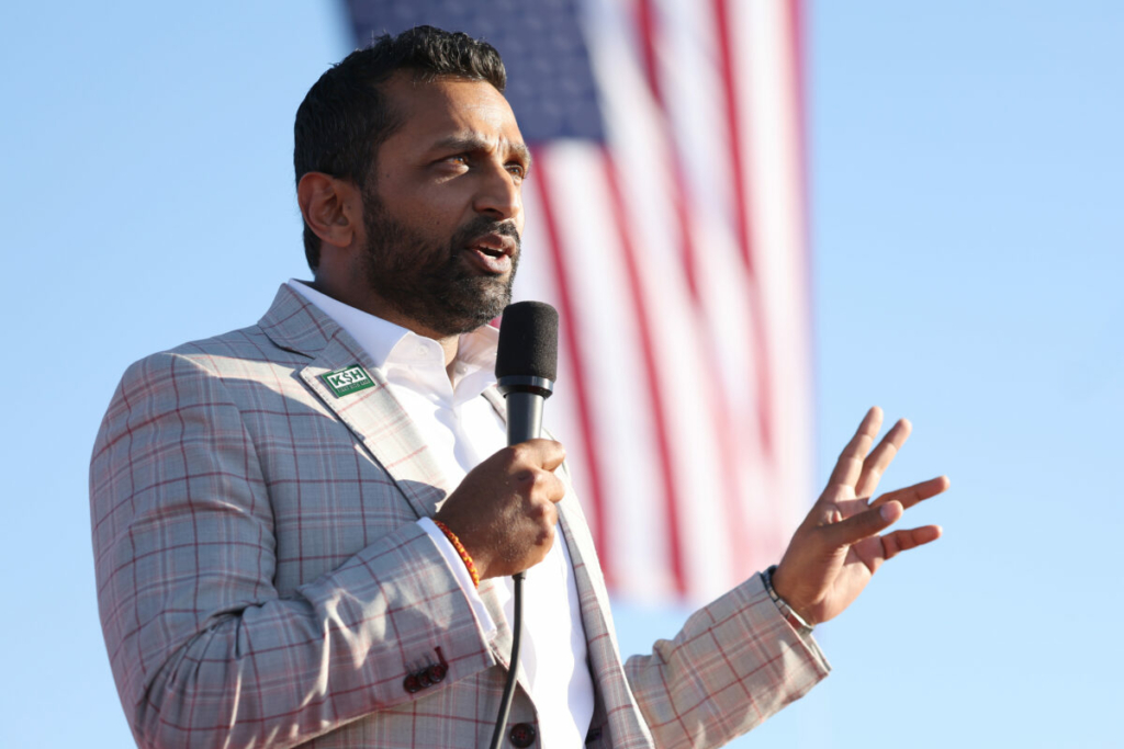Cựu Tham mưu trưởng Bộ Quốc phòng Kash Patel trình bày trong một cuộc vận động tranh cử tại Phi trường Minden-Tahoe ở Minden, Nevada, hôm 08/10/2022. (Ảnh: Justin Sullivan/Getty Images)