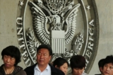 Những công dân Trung Quốc chờ nộp hồ sơ xin thị thực tại Đại sứ quán Hoa Kỳ ở Bắc Kinh vào ngày 02/05/2012. (Ảnh: Mark Ralston/AFP/Getty Images)