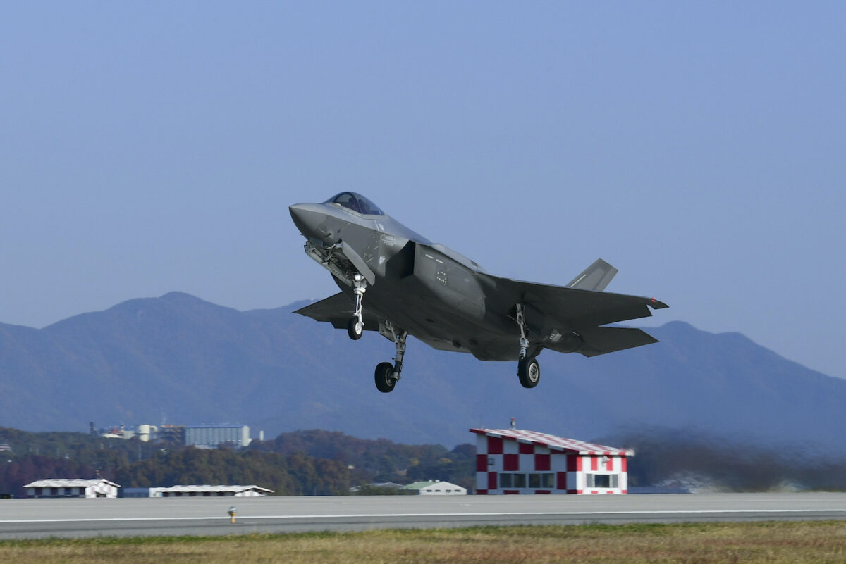 Một chiến đấu cơ F-35A của Lực lượng Không quân Nam Hàn cất cánh từ đường băng trong cuộc tập trận chung trên không “Vigilant Storm” giữa Hoa Kỳ và Nam Hàn tại Căn cứ Không quân Gunsan, Nam Hàn, hôm 31/10/2022. (Bộ Quốc phòng Nam Hàn qua Getty Images)