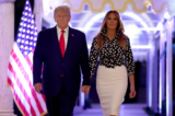 Cựu Tổng thống Hoa Kỳ Donald Trump và cựu đệ nhất phu nhân Melania Trump đến tham dự một sự kiện tại dinh thự Mar-a-Lago của ông ở Palm Beach, Florida, hôm 15/11/2022. (Ảnh: Joe Raedle/Getty Images)