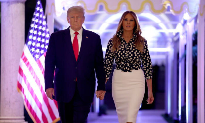 Cựu Tổng thống Hoa Kỳ Donald Trump và cựu đệ nhất phu nhân Melania Trump đến tham dự một sự kiện tại dinh thự Mar-a-Lago của ông ở Palm Beach, Florida, hôm 15/11/2022. (Ảnh: Joe Raedle/Getty Images)