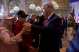 Cựu Tổng thống Donald Trump chào những người ủng hộ trong một sự kiện tại tư dinh Mar-a-Lago của ông ở Palm Beach, Florida, hôm 15/11/2022. (Joe Raedle/Getty Images)