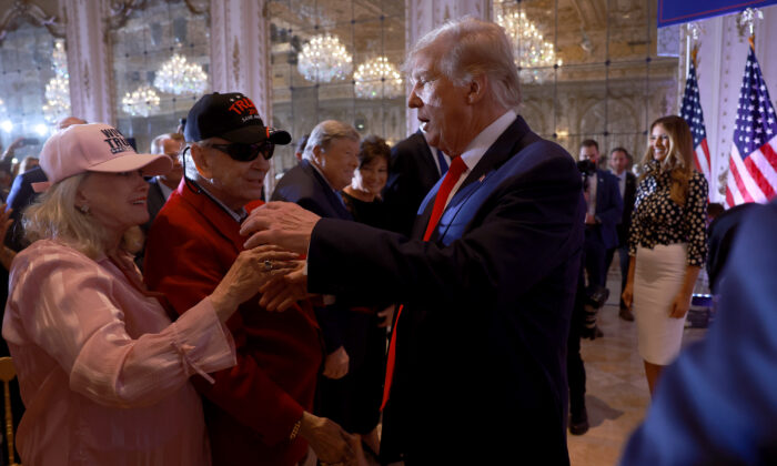 Cựu Tổng thống Donald Trump chào những người ủng hộ trong một sự kiện tại tư dinh Mar-a-Lago của ông ở Palm Beach, Florida, hôm 15/11/2022. (Joe Raedle/Getty Images)