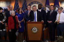 Với các thành viên Đảng Cộng Hòa tại Hạ viện đứng bên, Dân biểu Hoa Kỳ James Comer (Cộng Hòa-Kentucky) trình bày trong một cuộc họp báo tại Tòa nhà Quốc hội Hoa Kỳ ở Hoa Thịnh Đốn hôm 17/11/2022. (Ảnh: Alex Wong/Getty Images)
