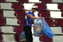 Một cổ động viên người Nhật dọn rác trên khán đài trong trận đấu Bảng E của FIFA World Cup Qatar 2022 giữa Đức và Nhật Bản tại sân vận động quốc tế Khalifa ở Doha, Qatar hôm 23/11/2022. (Ảnh: Alex Grimm/Getty Images)