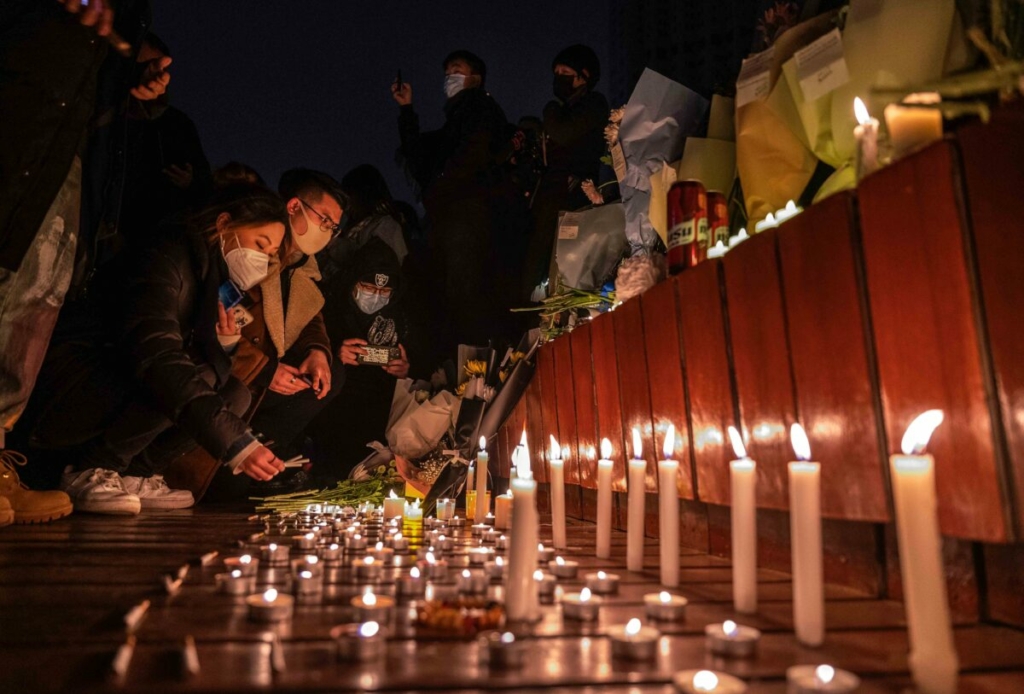 Người biểu tình thắp nến tại một đài tưởng niệm trong cuộc biểu tình phản đối các biện pháp zero COVID nghiêm ngặt của nhà cầm quyền ở Bắc Kinh hôm 27/11/2022. (Ảnh: Kevin Frayer/Getty Images)