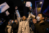 Người biểu tình hô vang các khẩu hiệu trong cuộc biểu tình phản đối các biện pháp nghiêm ngặt zero-COVID của Trung Quốc ở Bắc Kinh hôm 28/11/2022. (Ảnh: Kevin Frayer/Getty Images)