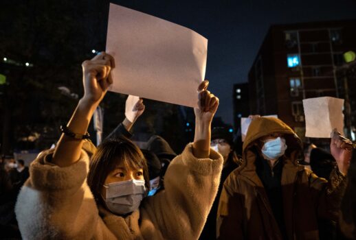 Người biểu tình giơ cao các mảnh giấy phản đối kiểm duyệt và các biện pháp nghiêm ngặt về zero-COVID của Trung Quốc tại Bắc Kinh hôm 27/11/2022. (Ảnh: Kevin Frayer/Getty Images)
