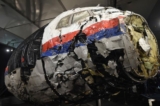 Buồng lái bị hư hại nặng của Chuyến bay MH17 của Malaysia Airlines được hiển thị cho giới báo chỉ trong một buổi thuyết trình báo cáo toàn diện về nguyên nhân vụ tai nạn tại Căn cứ không quân Gilze Rijen vào ngày 13/10/2015. (Ảnh: Emmanuel Dunand/AFP/Getty Images)