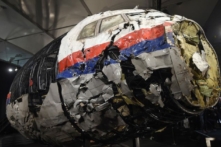 Buồng lái bị hư hại nặng của Chuyến bay MH17 của Malaysia Airlines được hiển thị cho giới báo chỉ trong một buổi thuyết trình báo cáo toàn diện về nguyên nhân vụ tai nạn tại Căn cứ không quân Gilze Rijen vào ngày 13/10/2015. (Ảnh: Emmanuel Dunand/AFP/Getty Images)
