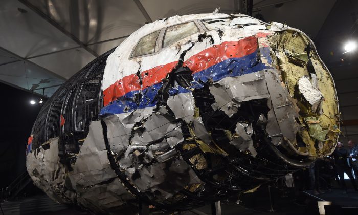Buồng lái bị hư hại nặng của Chuyến bay MH17 của Malaysia Airlines được hiển thị cho giới báo chỉ trong một buổi thuyết trình báo cáo toàn diện về nguyên nhân vụ tai nạn tại Căn cứ không quân Gilze Rijen vào ngày 13/10/2015. (Ảnh: Emmanuel Dunand/AFP/Getty Images)