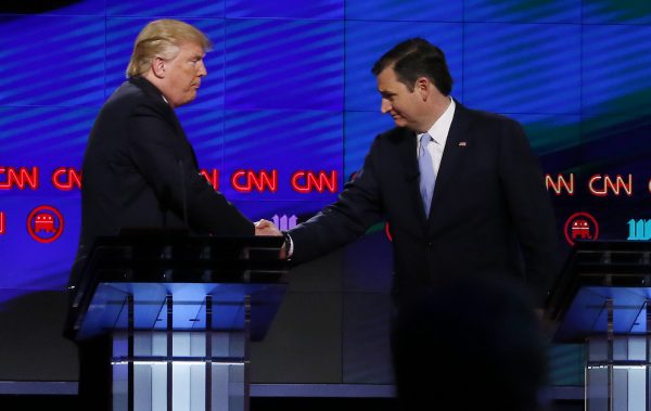 Ứng cử viên tổng thống dẫn đầu của Đảng Cộng Hòa đương thời Donald Trump bắt tay đối thủ của ông, Thượng nghị sĩ Ted Cruz (Cộng Hòa-Texas), sau Cuộc tranh luận Tổng thống Đảng Cộng Hòa của CNN tại Miami ngày 10/03/2016. (Ảnh: Rhona Wise/AFP/Getty Images)