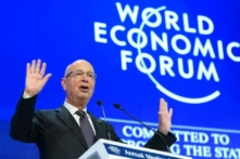 Người sáng lập và là chủ tịch điều hành Diễn đàn Kinh tế Thế giới, ông Klaus Schwab trong một phiên họp của Diễn đàn Kinh tế Thế giới, ở Davos, Thụy Sĩ, hôm 19/11/2017. (Ảnh: Fabrice Coffrini/AFP qua Getty Images)