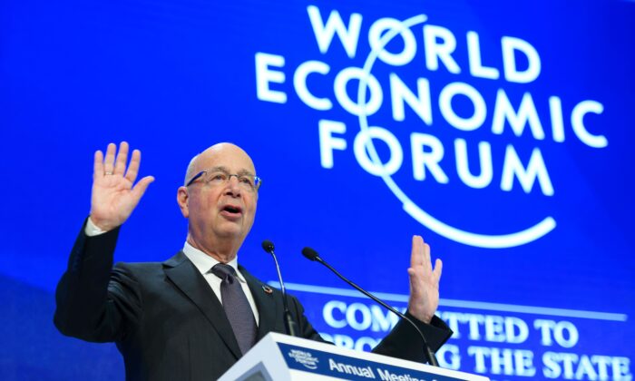 Người sáng lập và là chủ tịch điều hành Diễn đàn Kinh tế Thế giới, ông Klaus Schwab trong một phiên họp của Diễn đàn Kinh tế Thế giới, ở Davos, Thụy Sĩ, hôm 19/11/2017. (Ảnh: Fabrice Coffrini/AFP qua Getty Images)