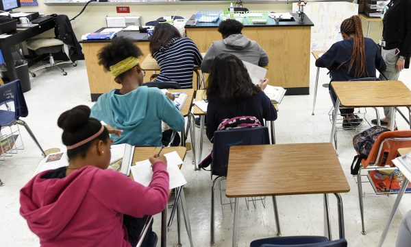 Học sinh trung học làm bài tập trong một lớp học ở Homestead, Florida, vào ngày 10/03/2017. (Ảnh: Rhona Wise/AFP/Getty Images)