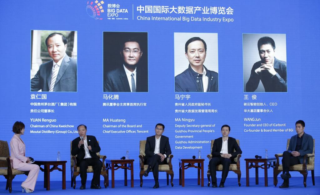 Ông Tần Như Bồi (thứ 2 từ trái sang), phó bí thư tỉnh Quý Châu và ông Mã Hóa Đằng (Giữa), chủ tịch kiêm giám đốc điều hành của Tencent Holdings Ltd., tham dự Triển lãm Công nghiệp Dữ liệu lớn Quốc tế Trung Quốc 2017 tại Trung tâm Hội nghị Sinh thái Quốc tế Quý Dương ở Quý Dương, Trung Quốc, vào ngày 28/05/2017. Tencent là cổng thông tin điện tử lớn nhất ở Trung Quốc. (Ảnh: Lintao Zhang/Getty Images)