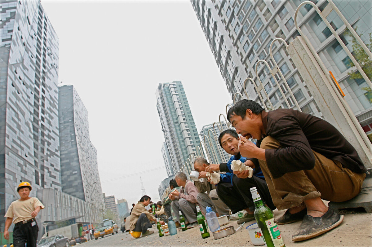 Nhiều thành phố của Trung Quốc cắt giảm lãi suất thế chấp để khuyến mãi trong bối cảnh suy thoái kinh tế