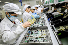 Công nhân Trung Quốc lắp ráp linh kiện điện tử tại nhà máy của đại tập đoàn công nghệ Đài Loan Foxconn ở thành phố Thâm Quyến, tỉnh Quảng Đông, Trung Quốc, ngày 26/05/2010. (Ảnh: AFP/Getty Images)