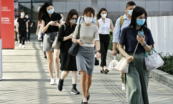 Công nhân viên chức trên đường đến trụ sở của chính phủ Hồng Kông để làm việc. (Ảnh: Sung Pi-lung/The Epoch Times)