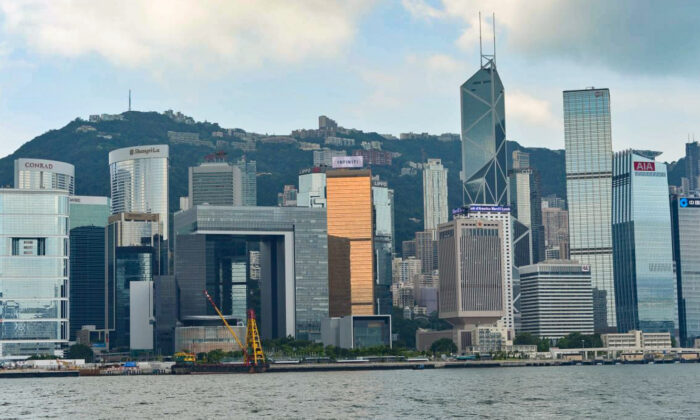 Các công ty tài chính ngoại quốc lần lượt rút khỏi Hồng Kông