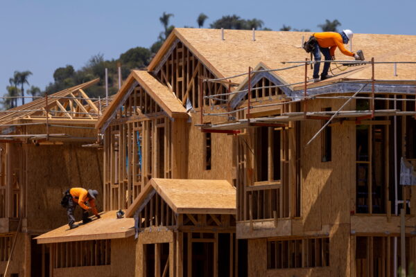 Những ngôi nhà đang được xây dựng ở Valley Center, California, vào ngày 03/06/2021. (Ảnh: Mike Blake/Reuters)