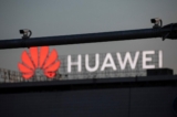 Camera giám sát được nhìn thấy phía trước logo của Huawei ở Belgrade, Serbia, vào ngày 11/08/2020. (Ảnh: Marko Djurica/Reuters)