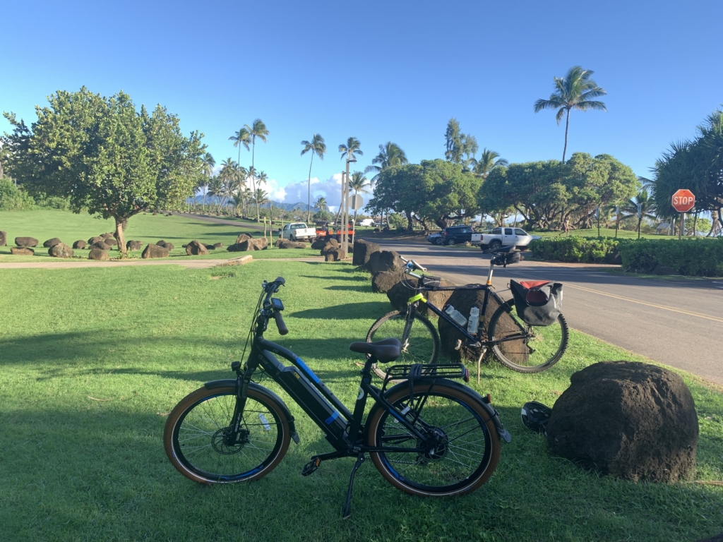 Những chiếc xe đạp điện làm cho việc leo lên các ngọn đồi trở nên dễ dàng hơn khi tận hưởng tuyến Đường mòn Ven biển Kauai. (Ảnh: Janna Graber)