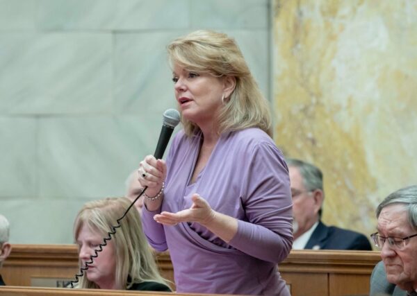 Dân biểu Arkansas Robin Lundstrum, một thành viên Đảng Cộng Hòa, người đã bảo trợ cho luật đầu tiên của quốc gia cấm các thủ thuật y tế chuyển đổi giới tính đối với trẻ vị thành niên, trình bày tại một phiên họp lập pháp hôm 15/02/2022. (Ảnh: Đăng dưới sự cho phép của bà Robin Lundstrum)
