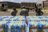 Các thành viên của Lực lượng Vệ binh Quốc gia tiểu bang Mississippi phát nước đóng chai tại Trường Trung học Thomas Cardozo để ứng phó với cuộc khủng hoảng nguồn nước ở thành phố Jackson, Mississippi, hôm 01/09/2022. (Ảnh: Brad Vest/Getty Images)