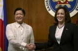 Phó Tổng thống Hoa Kỳ Kamala Harris (phải) bắt tay với Tổng thống Philippines Ferdinand Marcos Jr. tại dinh tổng thống Malacanang ở Manila, Philippines, hôm 21/11/2022. (Ảnh: Eloisa Lopez/Pool Photo qua AP)