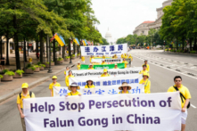 Các học viên Pháp Luân Công diễn hành trên Đại lộ Pennsylvania để đánh dấu 23 năm Đảng Cộng sản Trung Quốc bức hại môn tu luyện tinh thần này ở Trung Quốc, tại Hoa Thịnh Đốn hôm 21/07/2022. (Ảnh: Larry Dye/The Epoch Times)