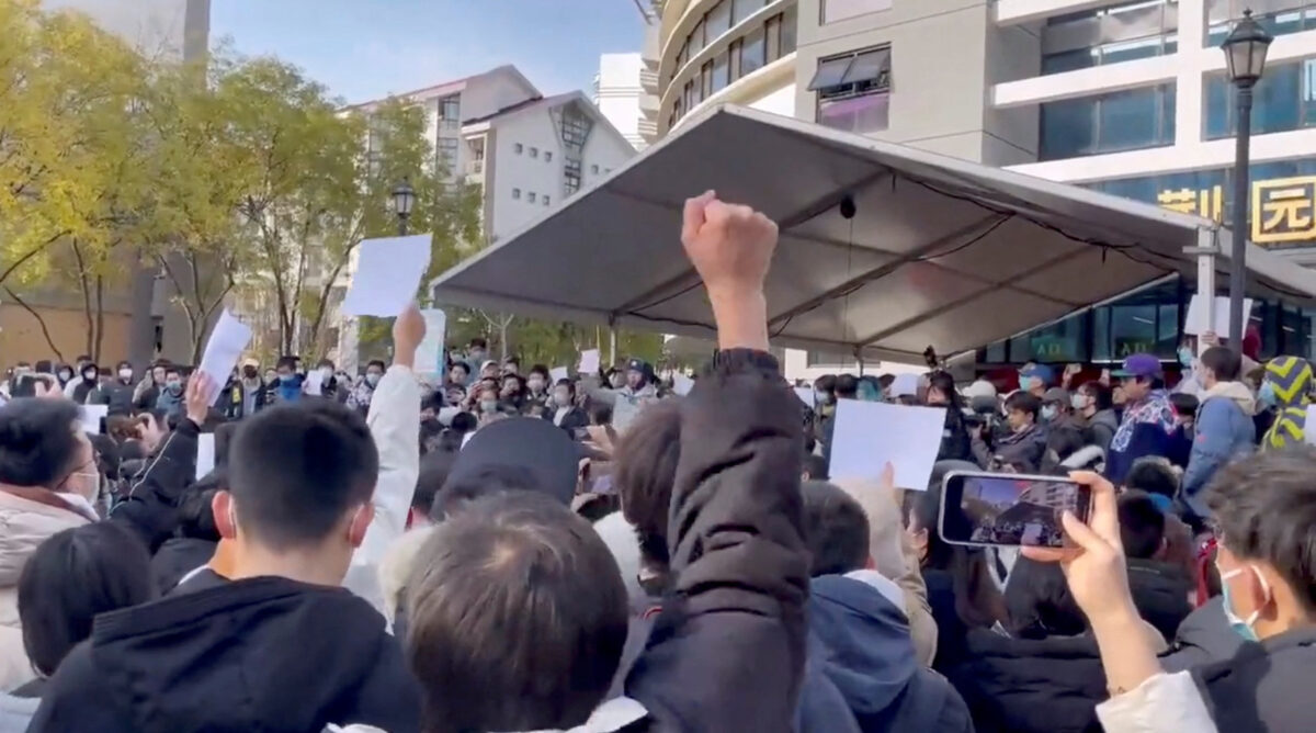 Sinh viên tham gia một cuộc biểu tình chống lại các hạn chế COVID-19 tại Đại học Thanh Hoa ở Bắc Kinh, trong một bức ảnh chụp từ video được phát hành hôm 27/11/2022. (Ảnh: Video do Reuters thu thập được)