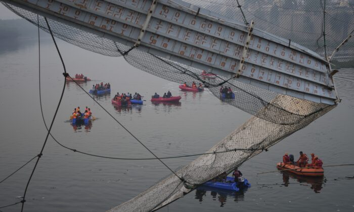 Ấn Độ: Cầu treo sập khiến 132 người thiệt mạng