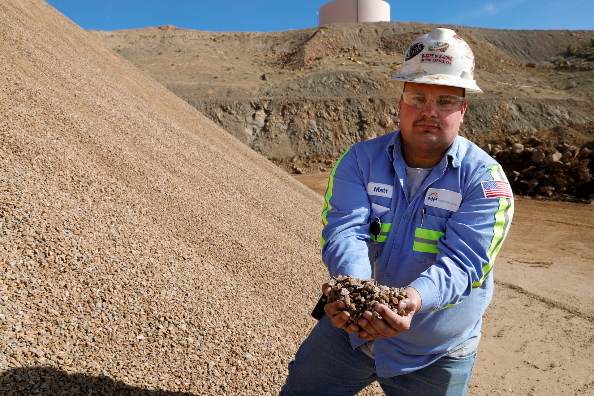 Anh Matt Green, phụ trách giám sát khai thác/nghiền tại MP Materials, cho xem quặng đã nghiền trước khi được đưa đến nhà máy tại mỏ đất hiếm MP Materials ở Mountain Pass, California, hôm 30/01/2020 (Ảnh: Steve Marcus/Reuters)