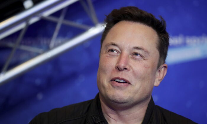 Ông Elon Musk xác nhận nhân viên Twitter đã bán tích xanh ‘sau hậu trường’