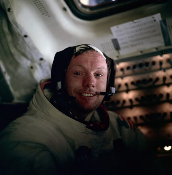 Ông Armstrong sau khi hoàn thành Hoạt Động Thăm Dò Bên Ngoài Phi Thuyền Không Gian Trên Mặt Trăng của Phi thuyền Apollo 11; do ông Aldrin ghi hình vào ngày 20/07/1969. (Ảnh: Tài sản công)