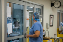 Một chuyên gia chăm sóc y tế chuẩn bị vào phòng bệnh nhân COVID-19 trong một tấm ảnh hồ sơ. (Ảnh: Megan Jelinger/AFP qua Getty Images)