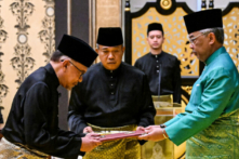 Quốc vương Malaysia Sultan Abdullah Sultan Ahmad Shah và Thủ tướng mới được bổ nhiệm của Malaysia Anwar Ibrahim tham gia lễ tuyên thệ nhậm chức tại Cung điện Quốc gia ở Kuala Lumpur, Malaysia, hôm 24/11/2022. (Ảnh: Mohd Rasfan/Pool via Reuters)