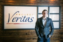 Ông James O'Keefe, nhà sáng lập kiêm Chủ tịch của Project Veritas, tại văn phòng của họ ở Mamaroneck, New York, hôm 31/10/2017. (Ảnh: Benjamin Chasteen/The Epoch Times)