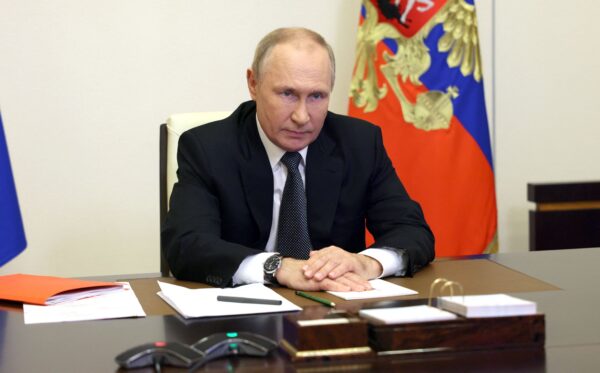Tổng thống Nga Vladimir Putin chủ trì cuộc họp của Hội đồng An ninh qua một liên kết video tại dinh thự Tổng thống Novo-Ogaryovo năm ở vùng ngoại ô Moscow hôm 19/10/2022. (Ảnh: Sergei Ilyin/Sputnik/AFP qua Getty Images)