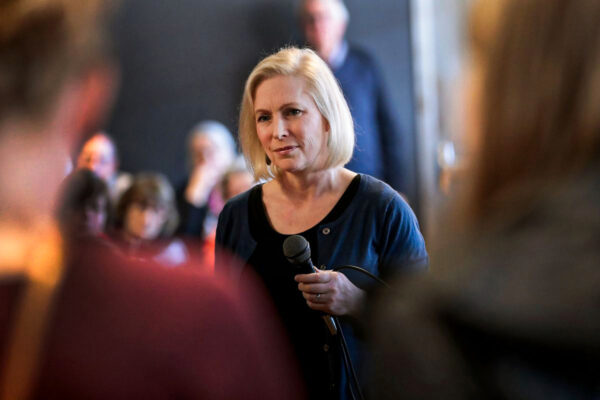 Thượng nghị sĩ Kirsten Gillibrand (Dân Chủ-New York) nói chuyện với các vị khách trong một chặng dừng trong chiến dịch vận động tranh cử vào ngày 19/03/2019 tại Dubuque, Iowa. (Ảnh: Scott Olson/Getty Images)