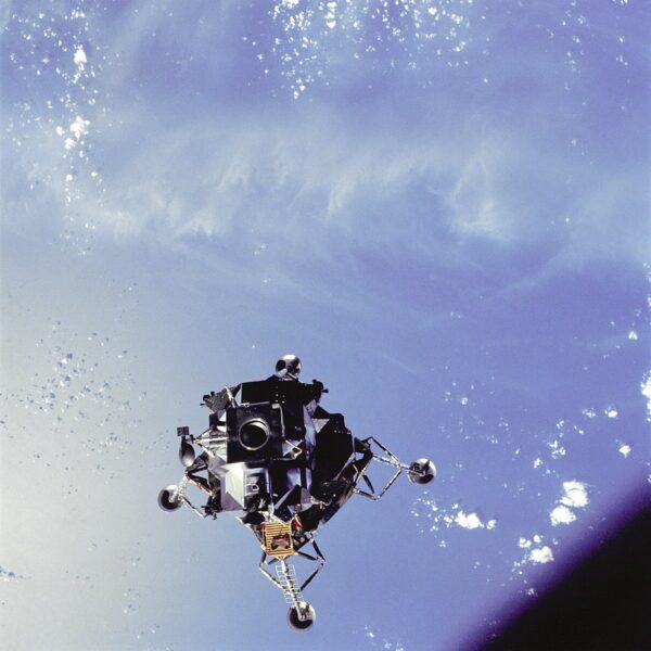 Module Mặt Trăng (Spider) của Phi thuyền Apollo 9 được chụp ảnh từ Module Điều khiển vào ngày 07/03/1969, ngày thứ năm trong nhiệm vụ vòng quanh quỹ đạo Trái Đất của Phi thuyền Apollo 9. (Ảnh: Tài sản công)