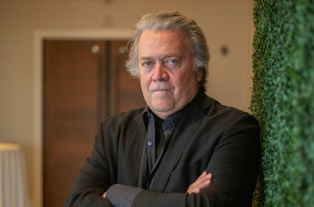 Ông Steve Bannon ở Huntington Beach, California, hôm 18/09/2022. (Ảnh: John Fredricks/The Epoch Times)