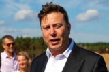 Giám đốc điều hành Tesla Elon Musk nói chuyện với báo chí khi ông đến xem công trường xây dựng Siêu nhà máy Tesla mới gần Berlin, Đức, vào ngày 03/09/2020. (Ảnh: Maja Hitij/Getty Images)